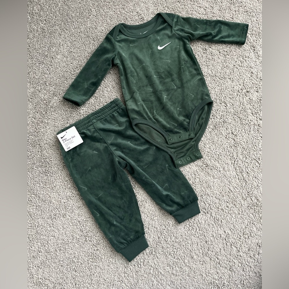 Baby Nike 2 Piece Set Green Velour Size 9M NWT